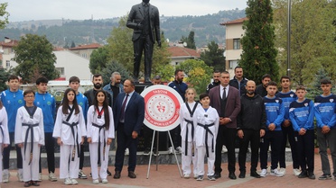Taşova'da Amatör Spor Haftası töreninde Gençlik ve Spor İlçe Müdürlüğü çelenk sundu