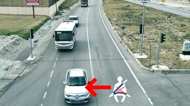 Uşak polisi kırmızı ışık ve emniyet kemeri denetimini drone ve KGYS ile sürdürüyor