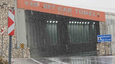 Van-Bahçesaray yolunda Karabet Geçidi'nde kar ve sis etkili oluyor, hız uyarısı var
