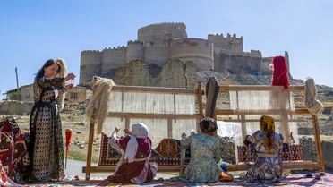 Vanlı kadınlar koyun yününü ipe çevirip Hoşap Kalesi'ni kilime işliyor