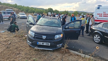 Bingöl'de iki otomobilin çarpıştığı kazada 3 kişi yaralanarak hastaneye kaldırıldı
