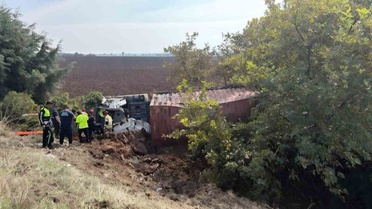 Bursa Karacabey'de yarı römork tarlaya uçtu, 61 yaşındaki sürücü yaralandı