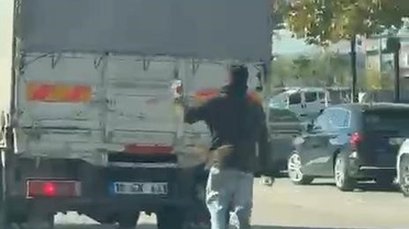 Bursa Özlüce'de çocuk, kamyonetin arkasında tehlikeli yolculuk yaparken görüntülendi