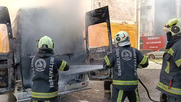 Denizli Pamukkale'de seyir halindeki araçta çıkan yangını itfaiye söndürdü