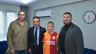 Dinçer Azaphan, Osimhen sözü verdiği Yaşar'ı Kırkağaç'ta ziyaret etti
