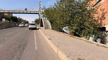 Diyarbakır Sur'da kontrolden çıkan SUV istinat duvarından düştü, yaralanan olmadı