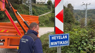 Düzce İl Özel İdaresi, Kaynaşlı'da köy yoluna yeni trafik levhaları yerleştirdi