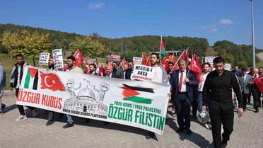 Düzce Üniversitesi öğrencileri Filistin için yürüyüş düzenledi, Rektör de katıldı