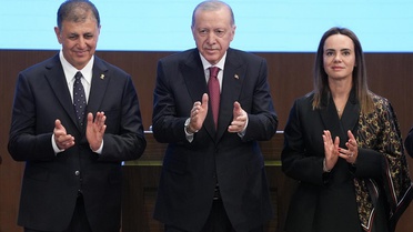 İzmir AK Parti'ye geçti! Cemil Tugay'a rozetini Cumhurbaşkanı Erdoğan taktı