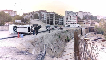 Karabük'te kontrolden çıkan otomobil yol çalışmasında 4 metre şarampole devrildi
