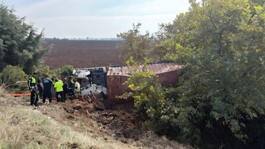 Bursa Karacabey'de TIR kontrolden çıkıp tarlaya uçtu, 61 yaşındaki sürücü yaralandı
