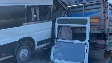 Kırıkkale'de minibüs emniyet şeridinde park halindeki tıra çarptı, sürücüsü yaralandı