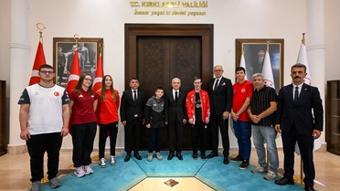 Kırklareli Valisi Uğur Turan, Amatör Spor Haftası'nda sporcuları valilikte kabul etti