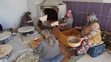 Manisa'da 11 kadın, 50 yıllık yufka geleneğinin bitmesinden endişe ediyor