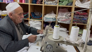 Patnos'ta 72 yaşındaki Ahmet Hacı, oğlunun dikiş işini 4 yıldır sürdürüyor