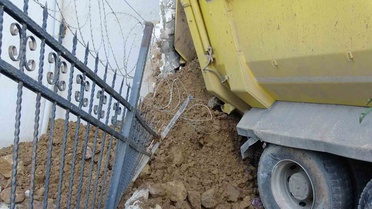Pendik'te kontrolden çıkan hafriyat kamyonu 6 katlı binaya çarptı, sürücü yaralandı