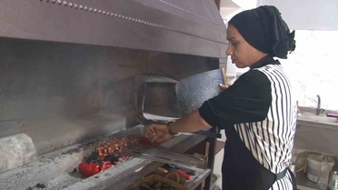 Ciğer kebabında ocak başına geçen kadın ustalar Şanlıurfa'da ilgi görüyor