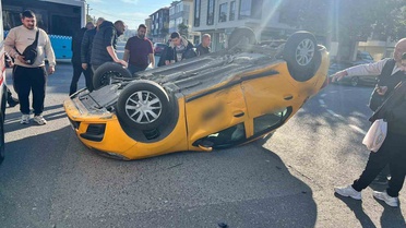 Tekirdağ Çorlu'da otomobille çarpışan ticari taksi takla attı, şoförü yaralandı