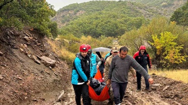 Tunceli Nazımiye'de yolu kapanan engelliye AFAD ve UMKE ulaştı, hastaneye sevk edildi