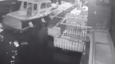 Üsküdar'da yolcu vapuru, iş insanına ait yalı ve tekneye çarparak hasar verdi