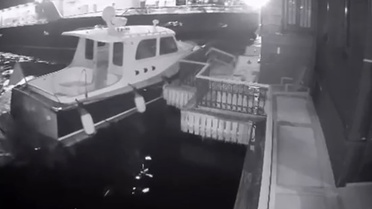 İstanbul Üsküdar'da 'Bosfor' teknesinin tarihi yalıya çarptığı anlar kameraya yansıdı