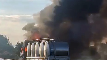 Adana'da TAG'da TIR alev aldı, itfaiye söndürdü; araç kullanılamaz hale geldi.