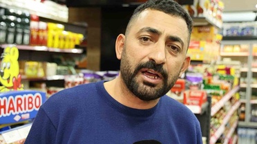 Kasada uyuyan marketçinin dükkânından salam, sucuk ve çikolata çaldı, sonra bir de sigara istedi