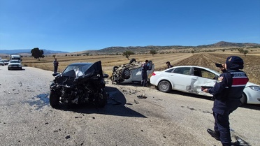 Burdur Yeşilova'da 3 otomobilin karıştığı kazada 1 kişi öldü, 4 kişi yaralandı