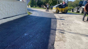 Düzce Çalıcuma'da İl Özel İdaresi ekipleri bozuk yol kesimlerinde asfalt yama yapıyor
