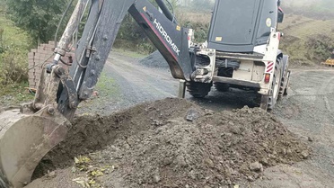 Düzce İl Özel İdaresi, Saçmalıpınar'da yağmur suyu tahliyesini koruge boruyla sağladı