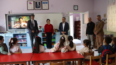 Keban Kaymakamı Onur, Fevzi Çakmak İlkokulunda inceleme yapıp müdürden bilgi aldı