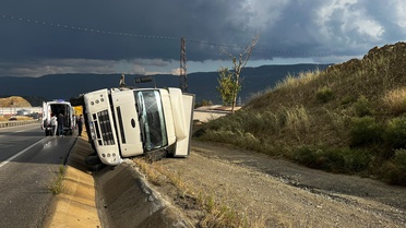 Kastamonu Tosya'da kamyon yan yattı, 2 yolcu yaralandı, kaza anı kamerada
