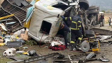 Tosya'da kontrolden çıkan kargo kamyonu bariyerleri kırıp 25 metre aşağı düştü
