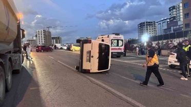 Kayseri Melikgazi'de otomobile çarpan minibüs yan yattı, 1 kişi yaralandı