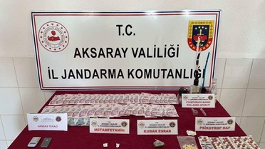 Jandarma Aksaray'da durdurduğu araçta uyuşturucu ele geçirdi, 2 şüpheli tutuklandı