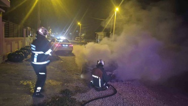 Mardin Kızıltepe'de park halindeki araçta çıkan yangın söndürüldü, büyük hasar var