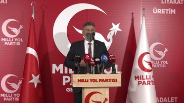 Remzi Çayır, ağzını bantladı, dövizlerle hükümeti protesto etti: Akmatik, her şeyi kurutuyor, temizliyor