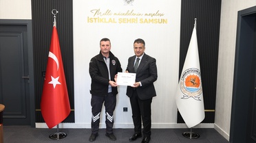 Samsun'da hemzemin geçitte çocuğu kurtaran güvenlik görevlisine ikramiye verildi