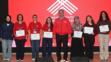TEKNOFEST Güneydoğu'da Türkiye birincisi olan ÇAKÜ takımına ödül verildi