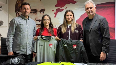 Kayseri amatör lig hakemleri yeni sezon öncesi TFF kıyafetleri ve çantayla buluştu