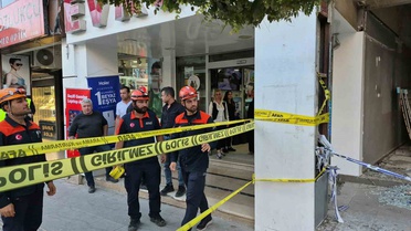 Adıyaman'da hasarlı binadan çatırtı sesleri gelince AFAD ve polis harekete geçti