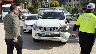 Adıyaman'da Atatürk Bulvarı'nda araçlar çarpıştı, 1 kişi hafif yaralandı.