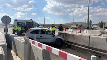 Aksaray'da feci kaza! Beton bariyere çarpan sürücü hayatını kaybetti
