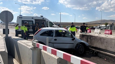 Aksaray Ortaköy'de gişelerdeki bariyerlere çarpan otomobilin sürücüsü hayatını kaybetti