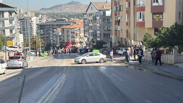 Ankara Mamak'ta iddiaya göre freni boşalan kamyonet 3 araç ve 2 direğe çarptı