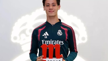 Real Madrid'de eylül ayının futbolcusu seçilen Arda Güler ödülünü aldı