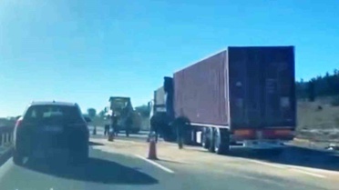 Bolu kesiminde meydana gelen kazada 28 yaşındaki tır sürücüsü hayatını kaybetti