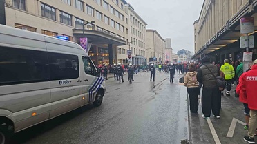 10 milyar euroluk kemer sıkma planına karşı Brüksel'de gençler polise taş attı