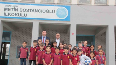 Şırnak Cizre'de İlçe Milli Eğitim Müdürü İke, ziyarette öğrencilerle sıra paylaştı