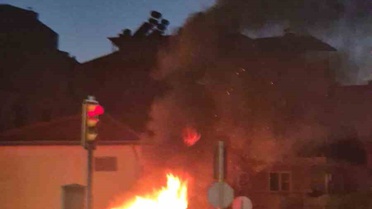 Denizli Sarayköy'de alev alan otomobil, sürücü terk edince hurda yığınına döndü